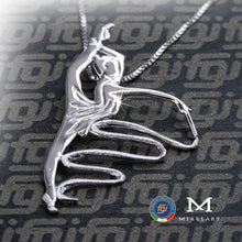 Gioiello collana ginnastica ritmica nastro serpentine in grand écart dorsale con aiuto della mano