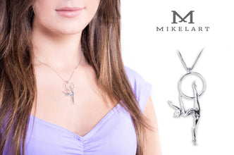 Gioiello ritmica ginnastica Cerchio - Equilibrio in Grand écartcon busto all'orizzontale