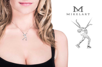 Collana pattinatrice su ghiaccio in figura cambrè