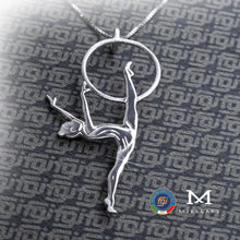 Gioiello ritmica ginnastica Cerchio - Equilibrio in Grand écartcon busto all'orizzontale