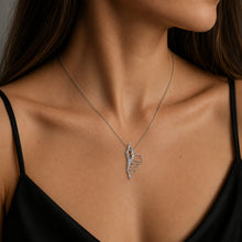 Gioiello collana ginnastica ritmica nastro serpentine in grand écart dorsale con aiuto della mano