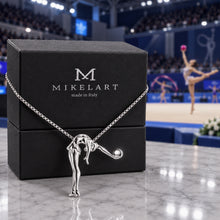 Gioiello ginnastica ritmica Palla -equilibrio in quinta posizione relevè e busto flesso indietro